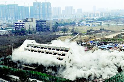 成都攀成钢销售大厦昨爆破